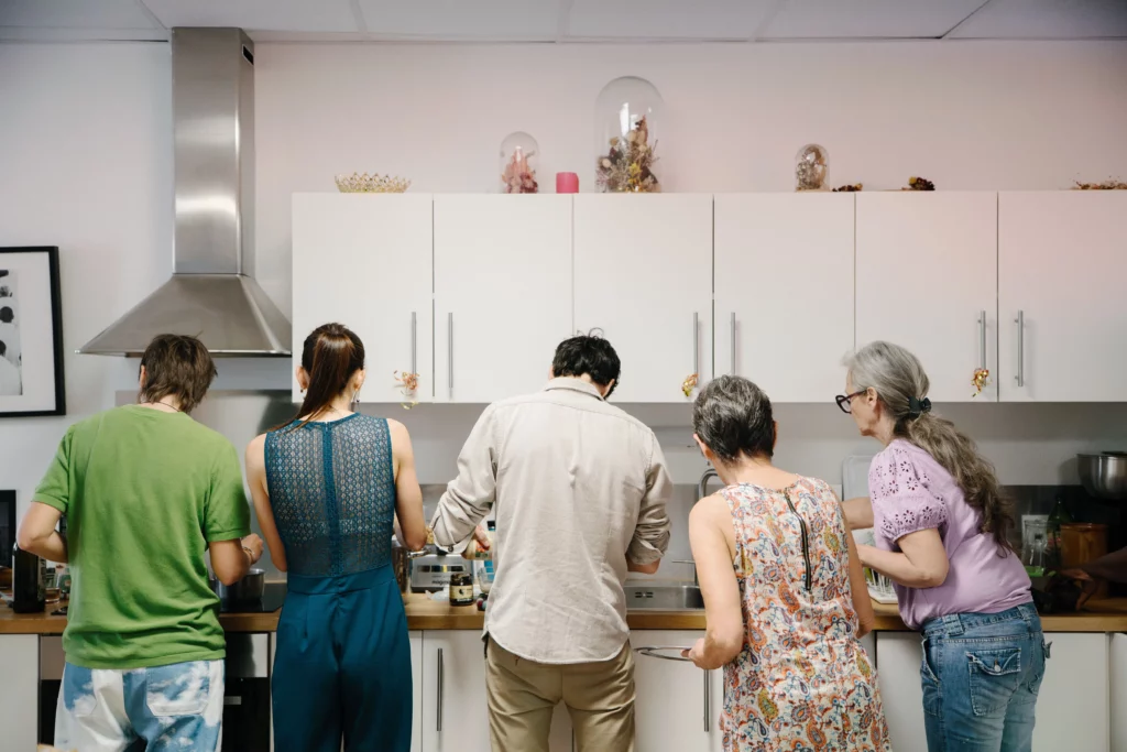 Équipe en cuisine lors d’un team building avec Atelier Cook For Good
