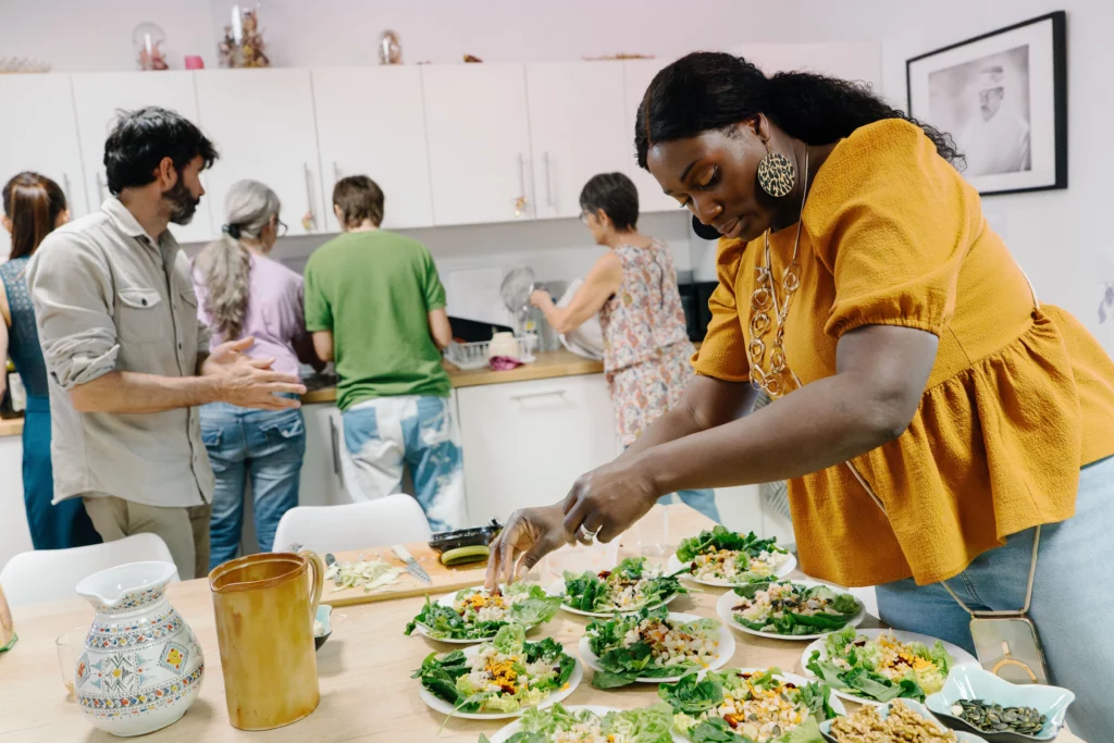 Préparation du repas convivial végétal et sain partagé en équipe lors d’un team building cuisine durable à Montpellier