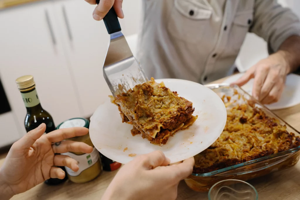 Lasagnes végan préparées pendant un atelier de cuisine durable à Montpellier pour les entreprises