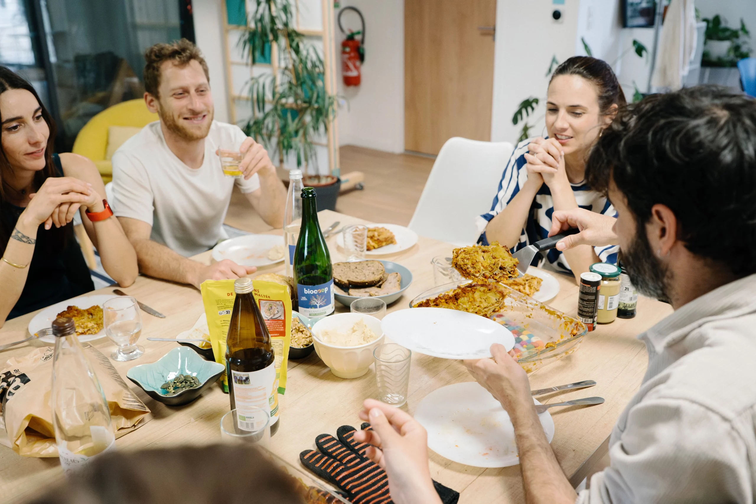 Dégustation de repas végétal lors d'un atelier cuisine durable pour entreprises