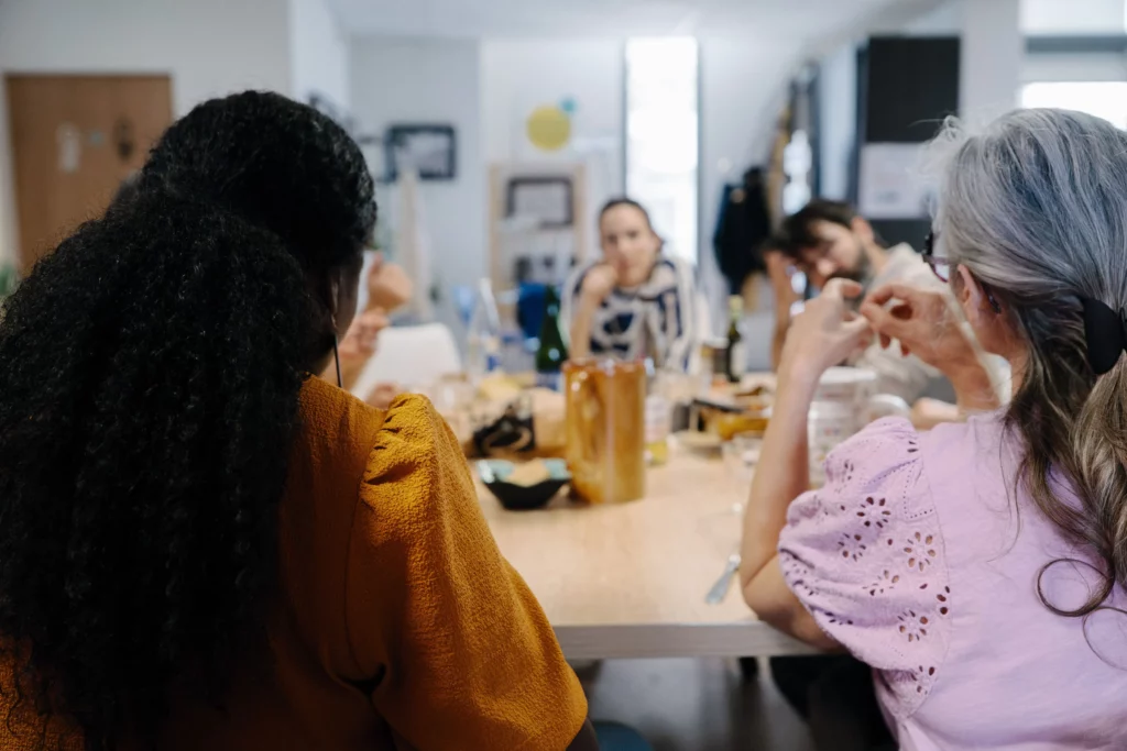 Participantes autour de la table pendant un atelier de cuisine durable RSE à Montpellier