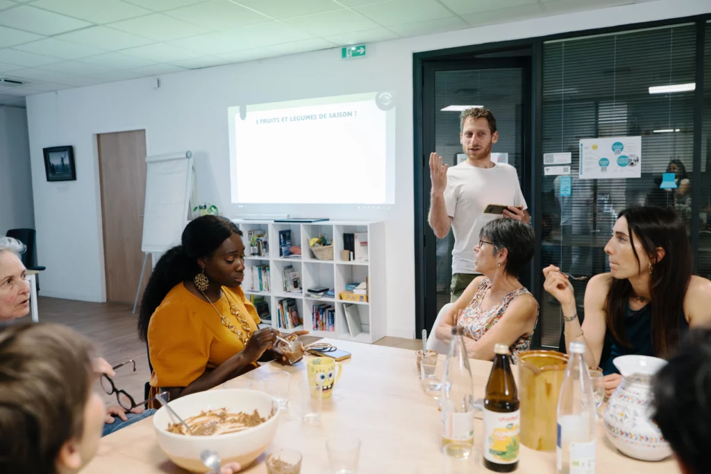 Équipe en atelier cuisine durable lors d'un team building à Montpellier